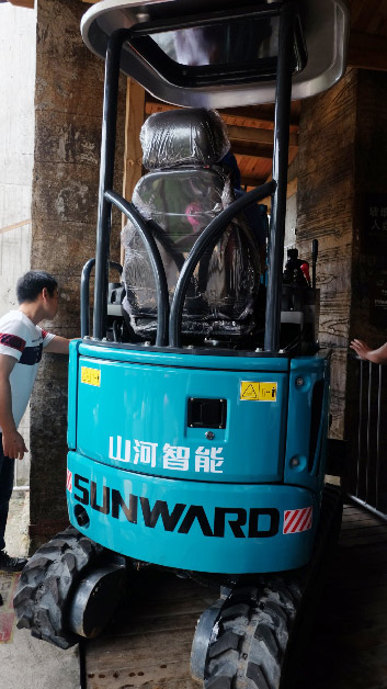 十萬人圍觀！這臺挖掘機(jī)開上了高空玻璃橋