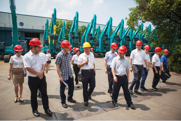 商務(wù)部合作司劉民強副司長一行調(diào)研山河智能