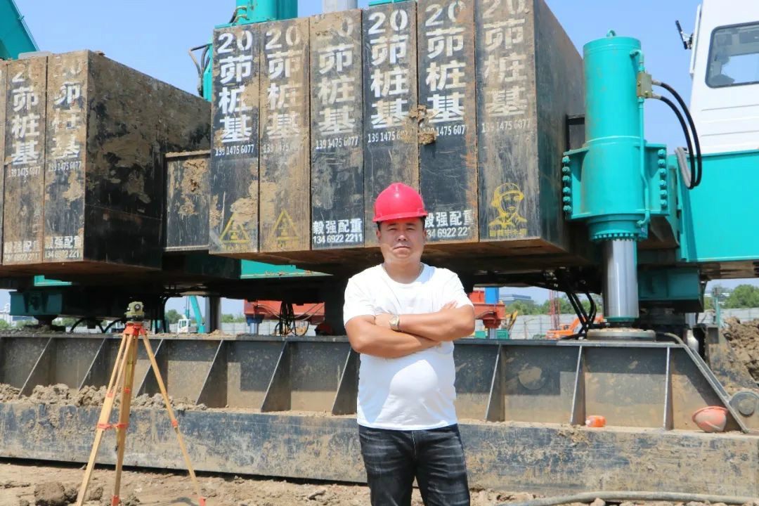 液壓靜力壓樁機從1臺到21臺，他只用了8年！