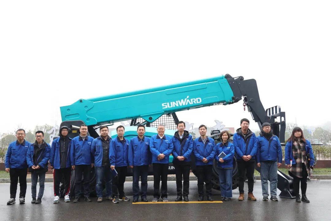 山河智能SWTH1056伸縮臂叉裝車新機(jī)下線