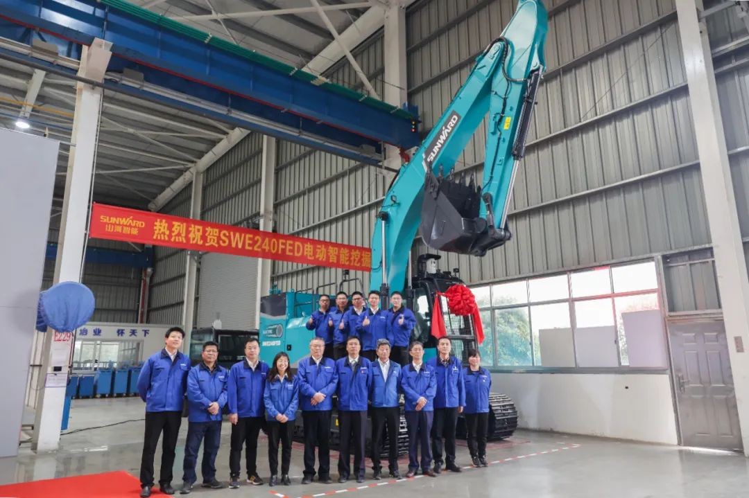 全國首臺！山河智能SWE240FED電動智能挖掘機下線