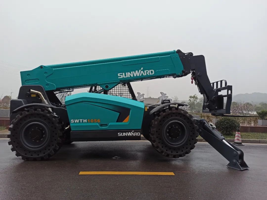 山河智能SWTH1056伸縮臂叉裝車新機(jī)下線