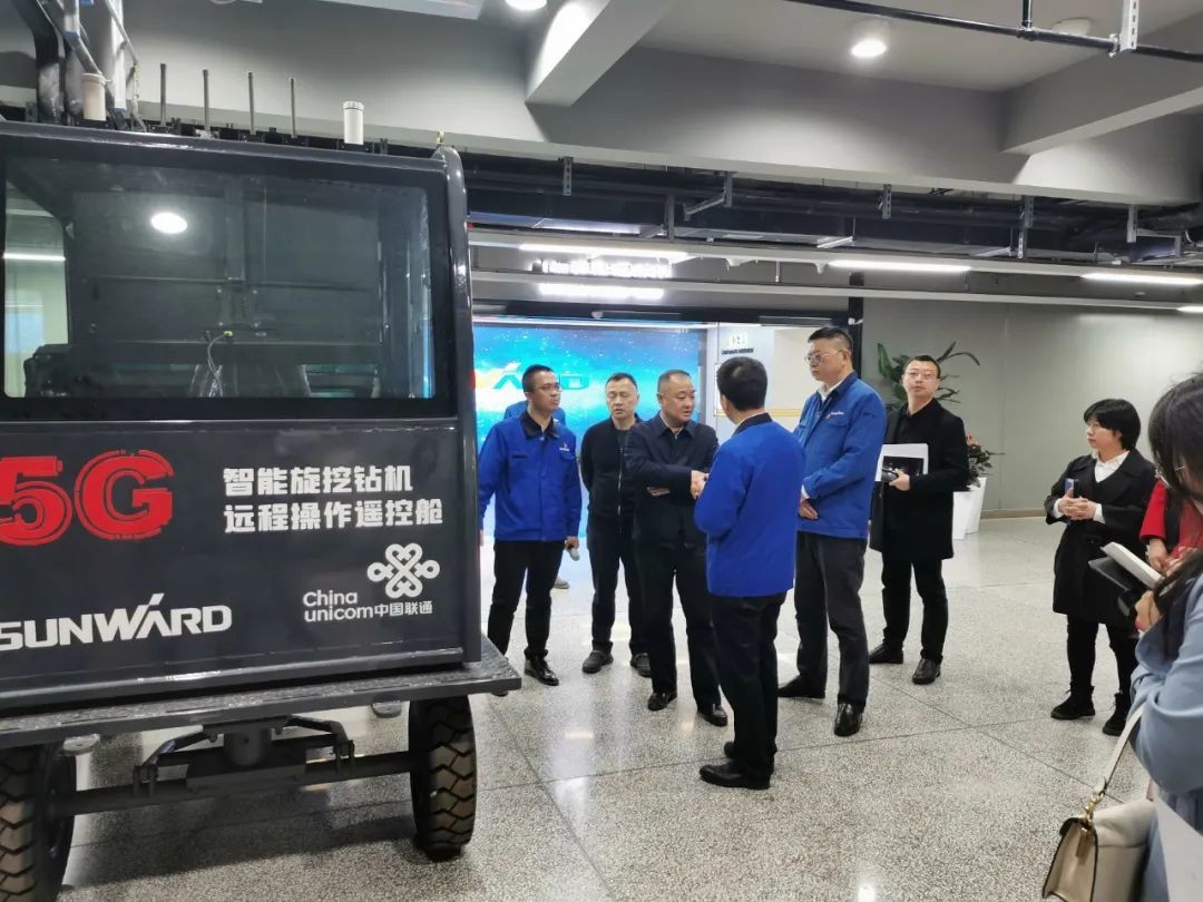 長(zhǎng)沙經(jīng)開(kāi)區(qū)管委會(huì)張慶紅主任調(diào)研“省十大技術(shù)攻關(guān)項(xiàng)目”