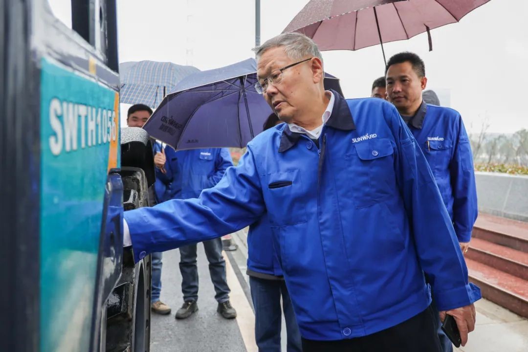 山河智能SWTH1056伸縮臂叉裝車新機(jī)下線