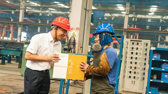 萬(wàn)力集團(tuán)“送清涼”活動(dòng)，慰問(wèn)一線員工