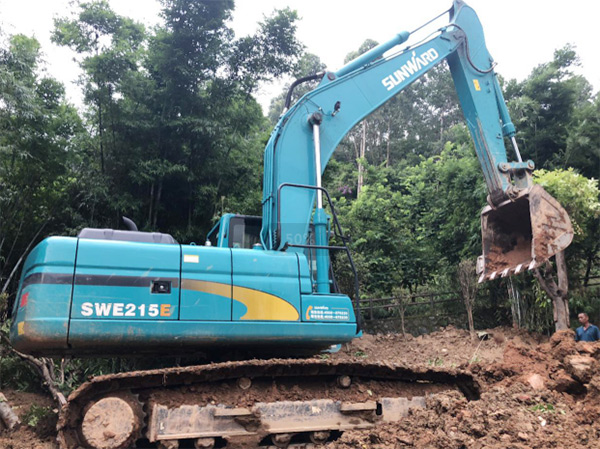 山河智能SWE 215E挖掘機(jī)是他的左膀右臂！