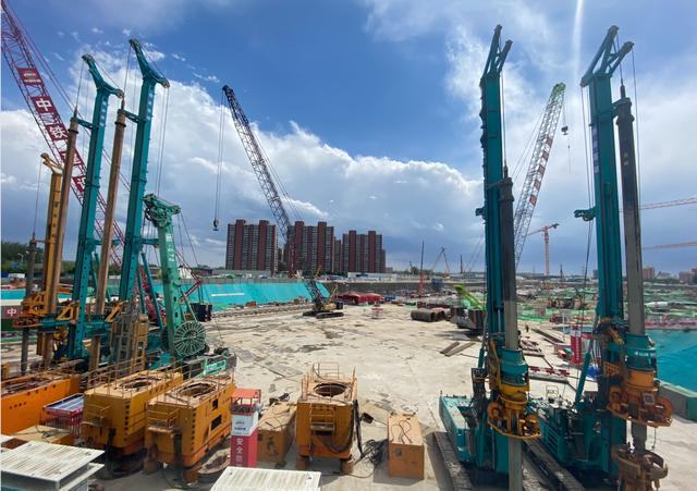 大國重器！山河智能超級裝備助力北京城市副中心綜合交通樞紐站建設(shè)