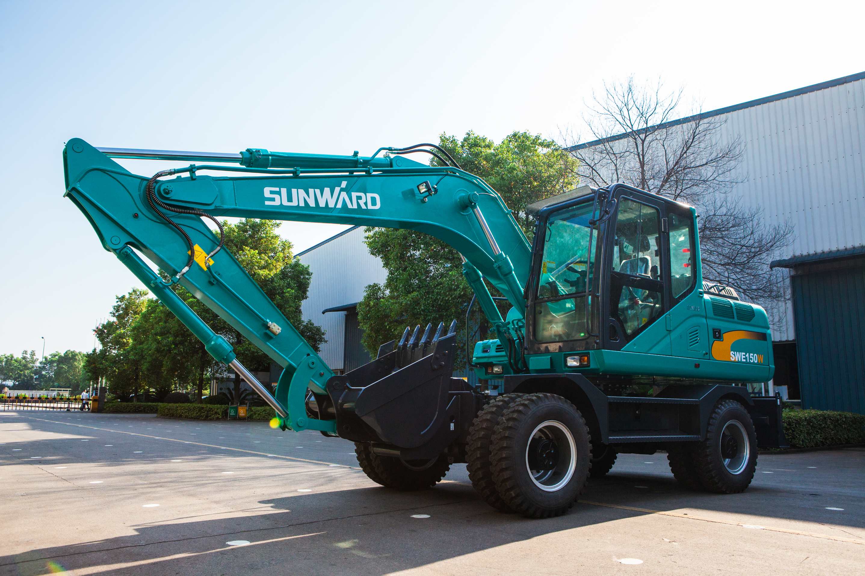 輪胎式挖掘機(jī)和履帶式挖掘機(jī)，你更看好哪個(gè)？