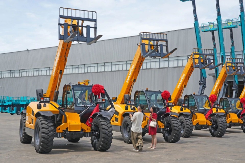 山河智能伸縮臂叉裝車批量交付，即將奔赴新一線