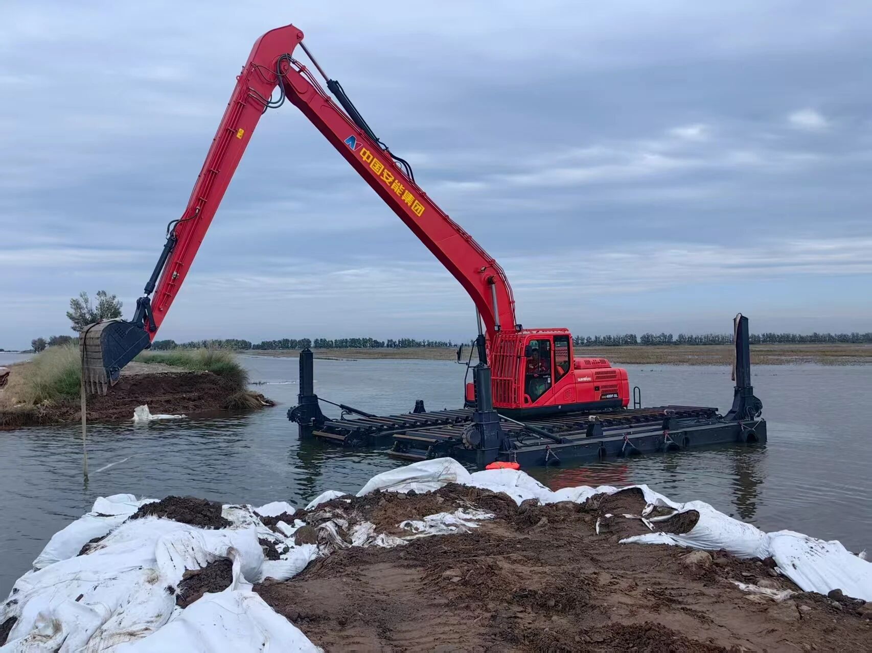 外交部發(fā)言人向世界分享中國最新兩棲挖掘機